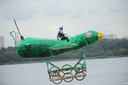 Фестиваль самодельных летательных аппаратов Red Bull Flugtag в Строгино. На снимке: летательный аппарат `Летающий огурец`.