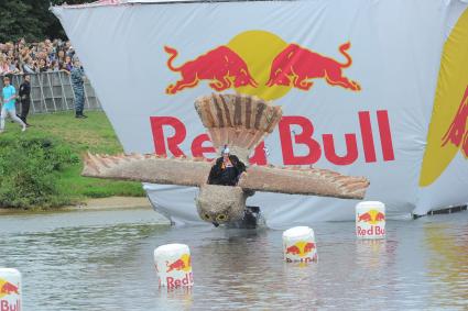 Фестиваль самодельных летательных аппаратов Red Bull Flugtag в Строгино.