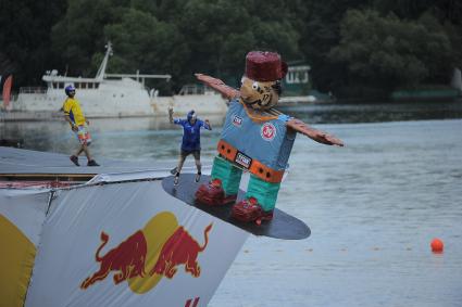 Фестиваль самодельных летательных аппаратов Red Bull Flugtag в Строгино. На снимке: летательный аппарат `Летающий тунец`.