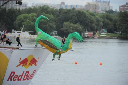 Фестиваль самодельных летательных аппаратов Red Bull Flugtag в Строгино.