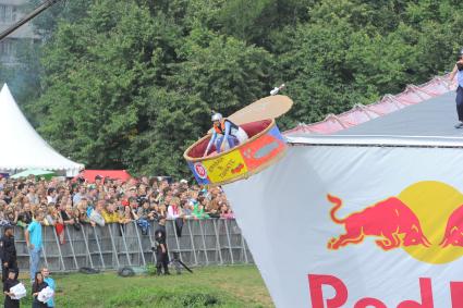 Фестиваль самодельных летательных аппаратов Red Bull Flugtag в Строгино. На снимке: летательный аппарат `Ужасы в томате`.