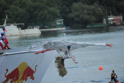 Фестиваль самодельных летательных аппаратов Red Bull Flugtag в Строгино.