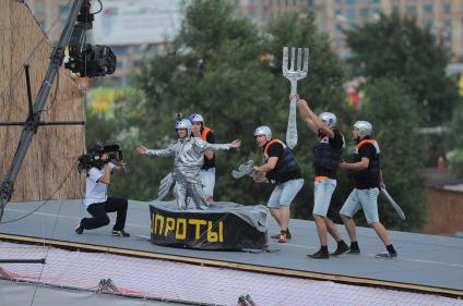 Фестиваль самодельных летательных аппаратов Red Bull Flugtag в Строгино. На снимке: летательный аппарат `Шпроты`.