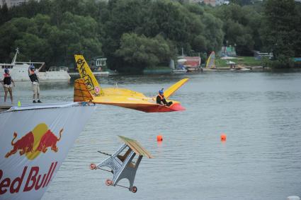 Фестиваль самодельных летательных аппаратов Red Bull Flugtag в Строгино.