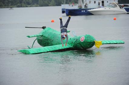 Фестиваль самодельных летательных аппаратов Red Bull Flugtag в Строгино. На снимке: летательный аппарат `Летающий огурец`.