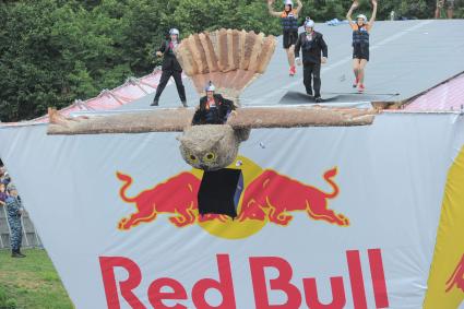 Фестиваль самодельных летательных аппаратов Red Bull Flugtag в Строгино.