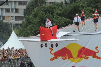 Фестиваль самодельных летательных аппаратов Red Bull Flugtag в Строгино. На снимке: летательный аппарат `Высший пилотаж`.