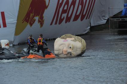 Фестиваль самодельных летательных аппаратов Red Bull Flugtag в Строгино. На снимке: летательный аппарат `Француз на паспорте`.