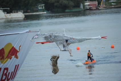 Фестиваль самодельных летательных аппаратов Red Bull Flugtag в Строгино.