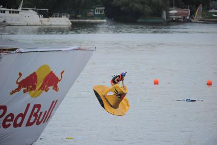 Фестиваль самодельных летательных аппаратов Red Bull Flugtag в Строгино.