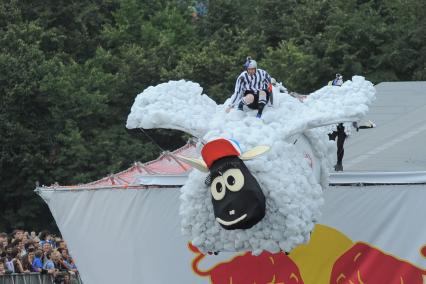 Фестиваль самодельных летательных аппаратов Red Bull Flugtag в Строгино. На снимке: летательный аппарат `Вера Баранова`.