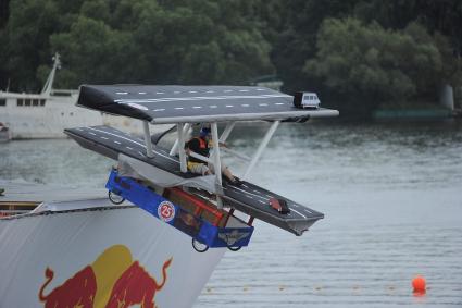 Фестиваль самодельных летательных аппаратов Red Bull Flugtag в Строгино. На снимке: летательный аппарат `МКАД летит`.