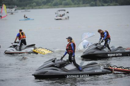 Фестиваль самодельных летательных аппаратов Red Bull Flugtag в Строгино. На снимке: спасатели на скутерах с надписью `Водная битва`.