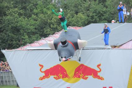 Фестиваль самодельных летательных аппаратов Red Bull Flugtag в Строгино. На снимке: летательный аппарат `Городские ласточки`.