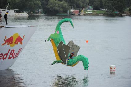 Фестиваль самодельных летательных аппаратов Red Bull Flugtag в Строгино.