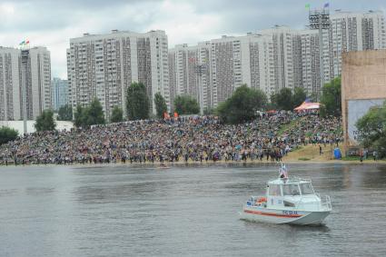 Фестиваль самодельных летательных аппаратов Red Bull Flugtag в Строгино. На снимке: спасательный катер МЧС России.