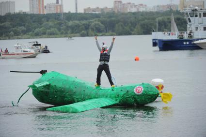 Фестиваль самодельных летательных аппаратов Red Bull Flugtag в Строгино. На снимке: летательный аппарат `Летающий огурец`.