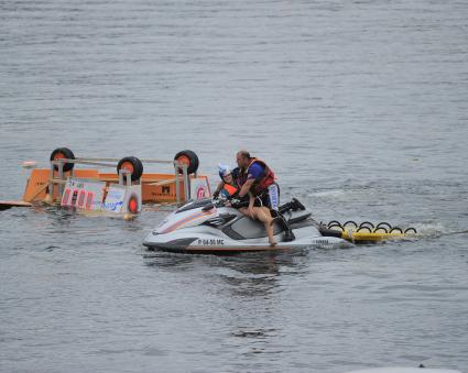 Фестиваль самодельных летательных аппаратов Red Bull Flugtag в Строгино.