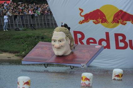 Фестиваль самодельных летательных аппаратов Red Bull Flugtag в Строгино. На снимке: летательный аппарат `Француз на паспорте`.