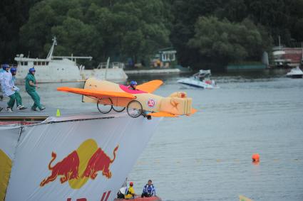 Фестиваль самодельных летательных аппаратов Red Bull Flugtag в Строгино. На снимке: летательный аппарат `Намочи манту`.