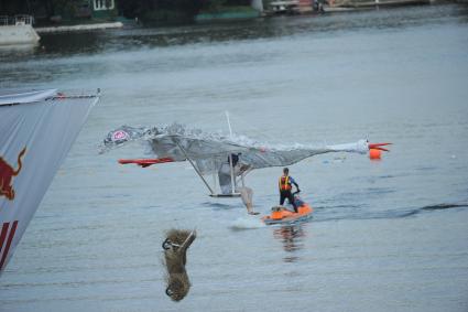 Фестиваль самодельных летательных аппаратов Red Bull Flugtag в Строгино.