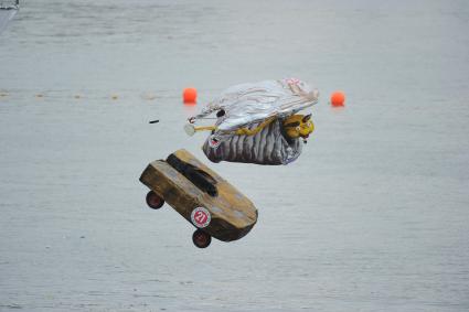 Фестиваль самодельных летательных аппаратов Red Bull Flugtag в Строгино.