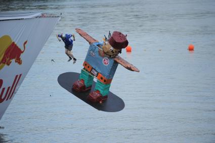 Фестиваль самодельных летательных аппаратов Red Bull Flugtag в Строгино. На снимке: летательный аппарат `Летающий тунец`.