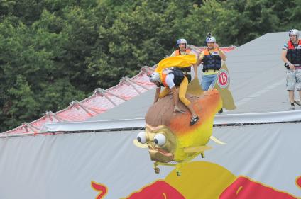 Фестиваль самодельных летательных аппаратов Red Bull Flugtag в Строгино. На снимке: летательный аппарат `Rostov Ryba - донской лещ`.