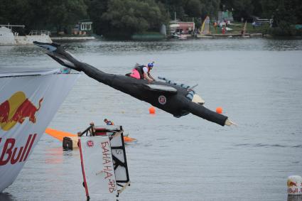 Фестиваль самодельных летательных аппаратов Red Bull Flugtag в Строгино.