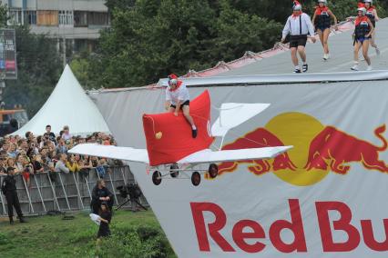 Фестиваль самодельных летательных аппаратов Red Bull Flugtag в Строгино. На снимке: летательный аппарат `Высший пилотаж`.