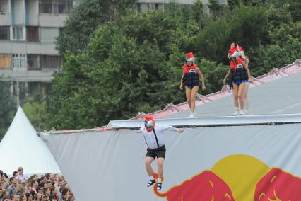 Фестиваль самодельных летательных аппаратов Red Bull Flugtag в Строгино. На снимке: участники команды `Высший пилотаж`.