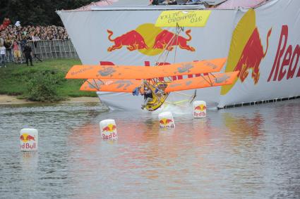 Фестиваль самодельных летательных аппаратов Red Bull Flugtag в Строгино.