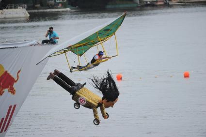 Фестиваль самодельных летательных аппаратов Red Bull Flugtag в Строгино.