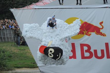 Фестиваль самодельных летательных аппаратов Red Bull Flugtag в Строгино. На снимке: летательный аппарат `Вера Баранова`.