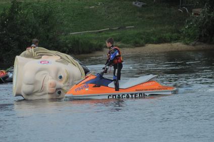 Фестиваль самодельных летательных аппаратов Red Bull Flugtag в Строгино. На снимке: летательный аппарат `Француз на паспорте`.