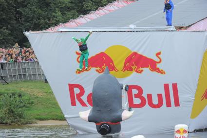 Фестиваль самодельных летательных аппаратов Red Bull Flugtag в Строгино. На снимке: летательный аппарат `Городские ласточки`.