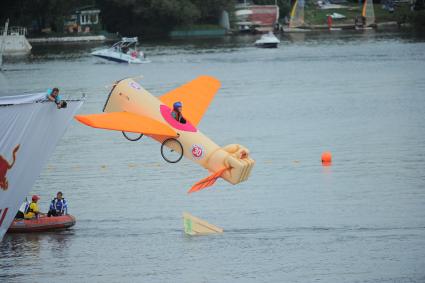 Фестиваль самодельных летательных аппаратов Red Bull Flugtag в Строгино. На снимке: летательный аппарат `Намочи манту`.