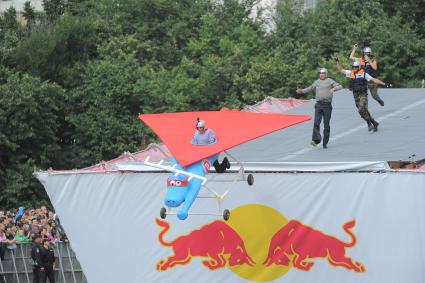 Фестиваль самодельных летательных аппаратов Red Bull Flugtag в Строгино.