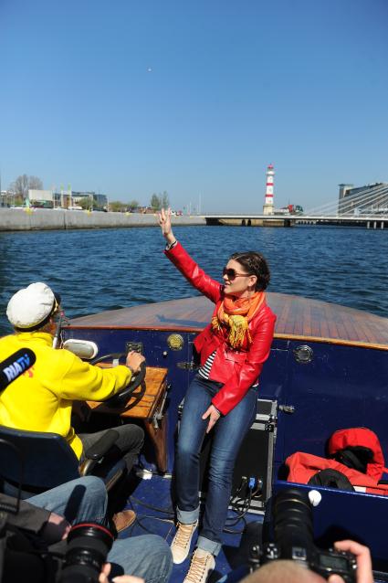 Певица Дина Гарипова во время прогулки по Мальме-каналу.