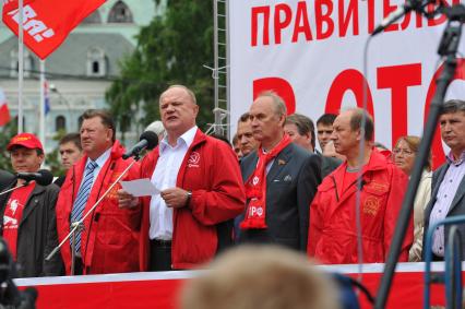 Площадь Революции. Митинг сторонников КПРФ против правительственного реформирования РАН. На снимке:  лидер фракции КПРФ Геннадий Зюганов (в центре)