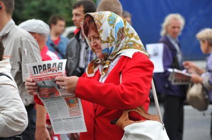 Площадь Революции. Митинг сторонников КПРФ против правительственного реформирования РАН. На снимке: участнкца митинга с газетой `Правда`