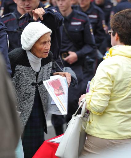 Площадь Революции. Митинг сторонников КПРФ против правительственного реформирования РАН. На снимке: участнки митинга