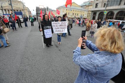 Площадь Революции. Митинг сторонников КПРФ против правительственного реформирования РАН. На снимке: участнки митинга