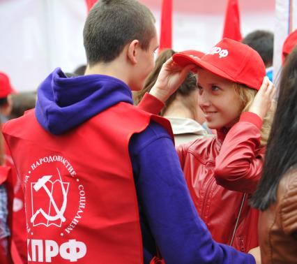 Площадь Революции. Митинг сторонников КПРФ против правительственного реформирования РАН. На снимке: участнки митинга