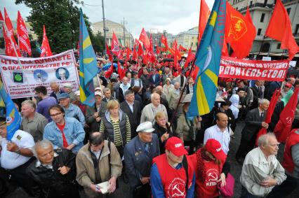 Площадь Революции. Митинг сторонников КПРФ против правительственного реформирования РАН. На снимке: участнки митинга