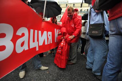 Площадь Революции. Митинг сторонников КПРФ против правительственного реформирования РАН. На снимке: участнки митинга