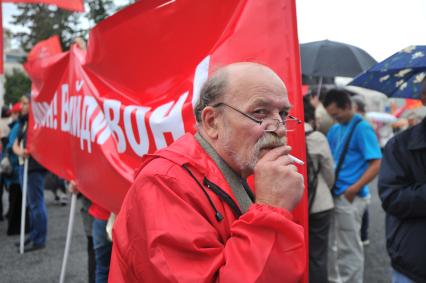 Площадь Революции. Митинг сторонников КПРФ против правительственного реформирования РАН. На снимке: участнки митинга