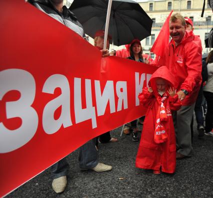 Площадь Революции. Митинг сторонников КПРФ против правительственного реформирования РАН. На снимке: участнки митинга