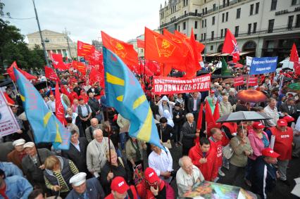 Площадь Революции. Митинг сторонников КПРФ против правительственного реформирования РАН. На снимке: участнки митинга