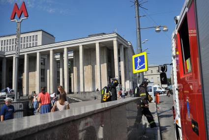 Задымление на Сокольнической ветке московского метро. На снимке: пожарные у выхода со станции метро `Библиотека им. В.И.Ленина`